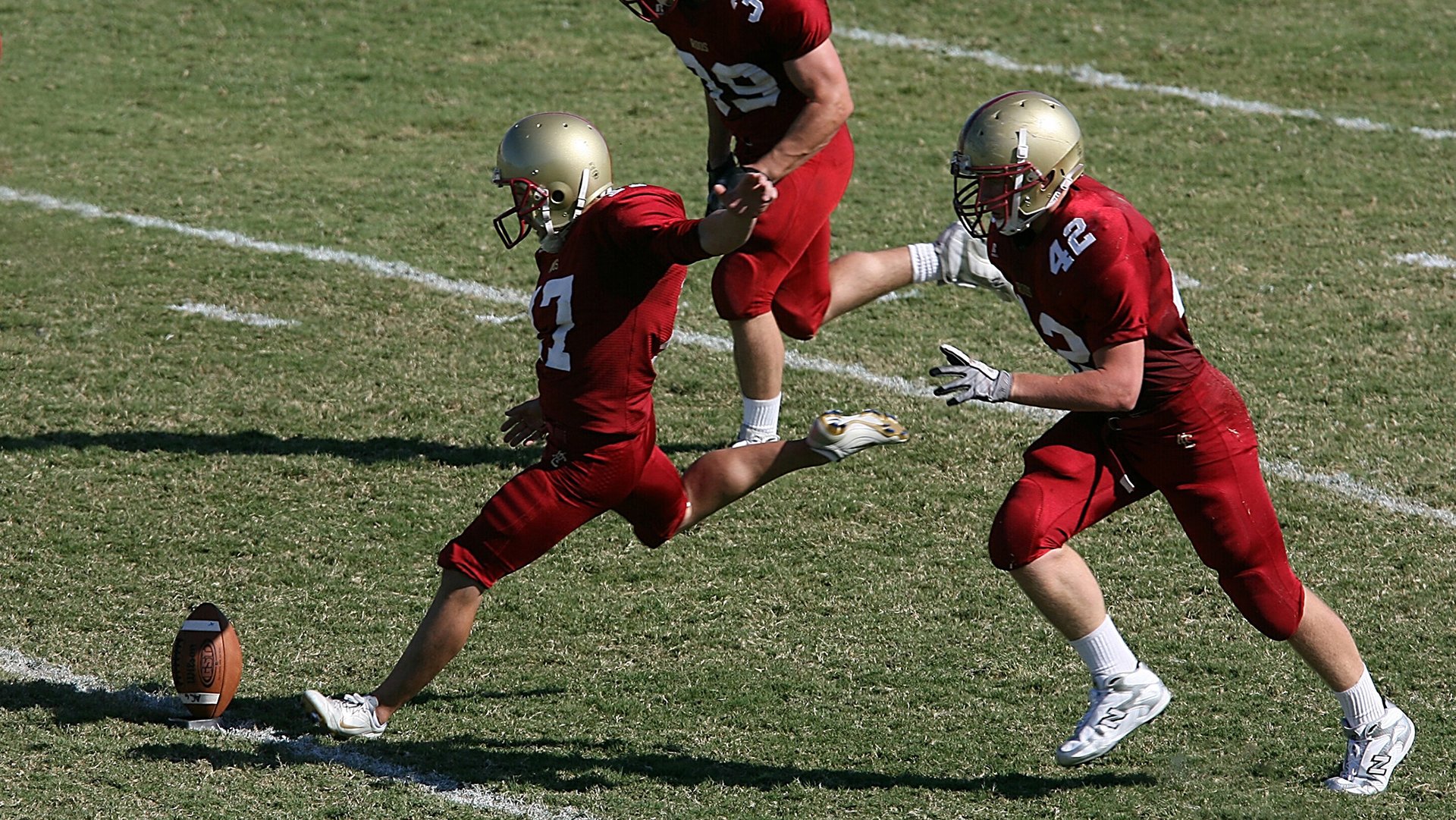 九游体育官方app-球队助理教练角色是否对临场变阵起决定作用，足球队助理教练