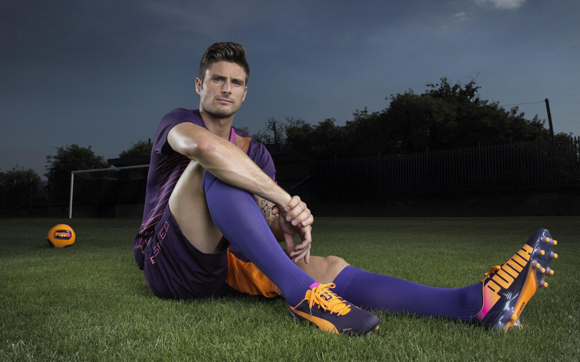 曼联球迷集体请愿，要求立即签下意甲铁卫，曼联why always us